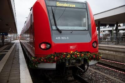Bahn mit Blumenschmuck