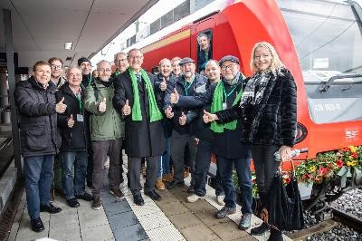 Geschmückte Bahn mit Landrat Roland Bernhard und Gästen